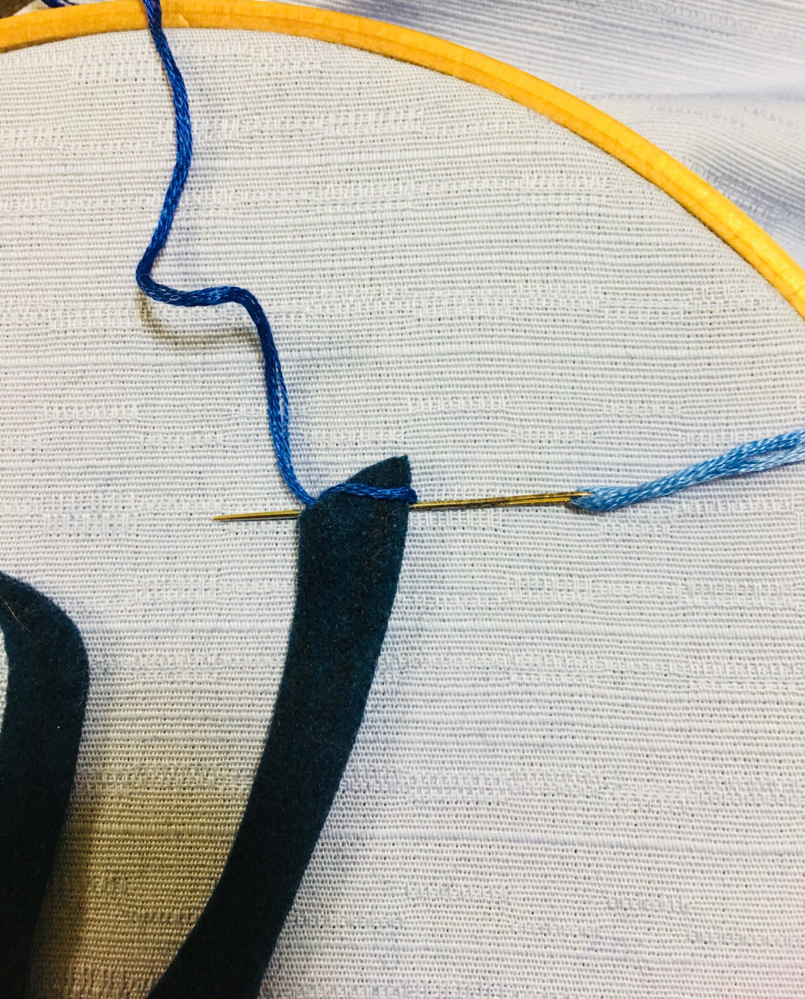 くも これは一般的な刺繍 糸で 刺す場所によってほぐして数本にして刺すが これは太い文字なのでそのままの6本 グラデーションなので飽きないけど雑に刺したのも目立つw刺し始め 終わりは 玉留めをしないで 裏側に通す形で処理 サテンステッチをしていく