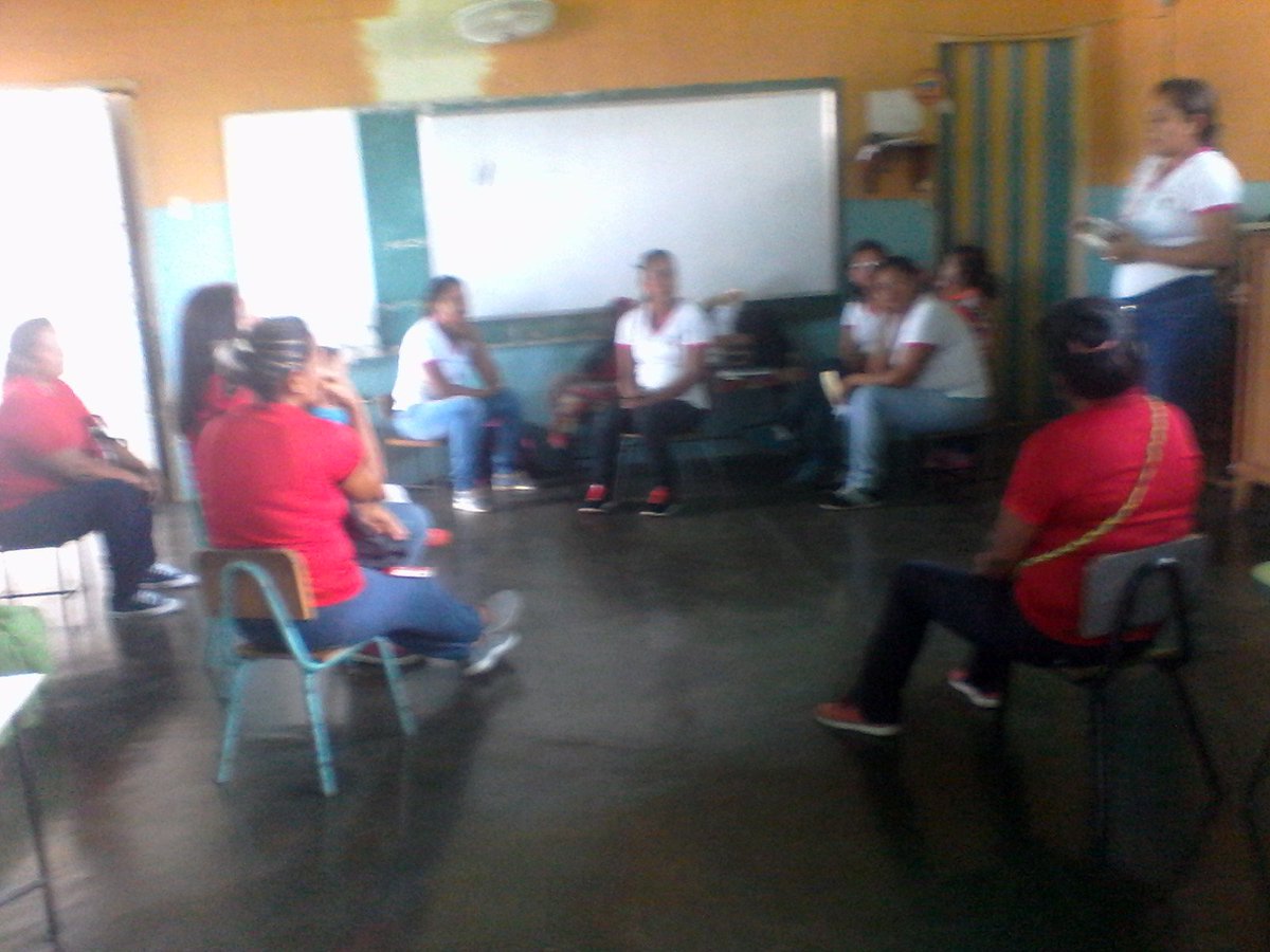 LosCei's tweet photo. #EducandoEnComunidad acto cívico, lecturas de reflexión y entrega de folletos alusivos a los valores asi iniciamos la semana de regreso a clases @EducFla @rafaelcalles @aular_terry @wilivaldoGoyo municipio Agua blanca sector nro 12 circuito 1 https://t.co/oZsa9a4xiS