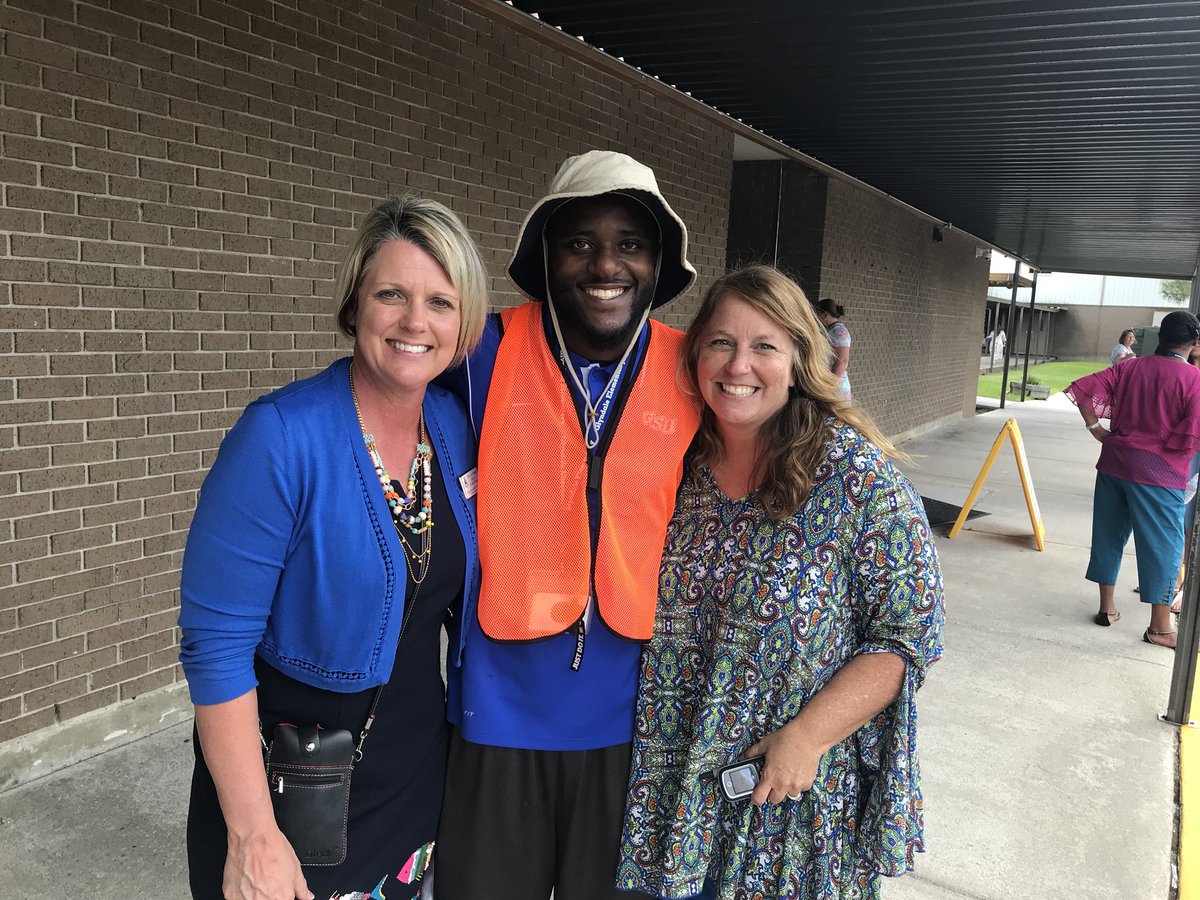 “Hats off” to Mr.Sweeting and Glyndale’s car rider crew! #keepingkidsafe #lovethehat  @Mjswiger @GlyndaleElemen1