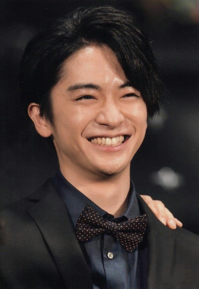 For some unkown reason, this might be my favourite forehead Chinen picture of all. Just look at his smile. 