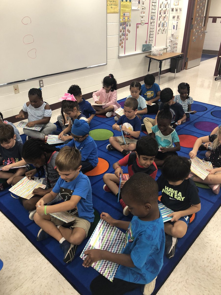 KFunInRoom101's tweet photo. Today we opened up some favorite storybooks.  The kiddos were super excited!!! #kinder❤️ #readingworkshop https://t.co/1MLCd4bGmR