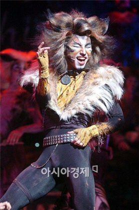 hiyoko521's tweet image. そういえばテソンくんは2008年の韓国版Catsでタガーを演じたわけだけど、たまたま辿り着いたkポと全く関係ない人の真面目なブログで、「タガーのクセが強かった」みたいな感想を書かれてたのを思い出して今ちょっとじわじわしてる…クセが…笑