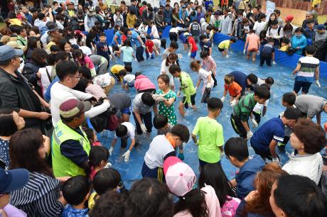 안녕하세요. 바우덕이 입니다!

오늘은 바우덕이 축제 체험 프로그램을 소개해 드리겠습니다!

▶ 조선시대 시간여행

▶ 남사당 캐릭터 이벤트

▶ 맨손 민물고기 체험

▶ 농경축산체험

이 밖에도 다양한 프로그램들이 준비돼 있습니다!

자세한 건 블로그를 참고하세요!

blog.naver.com/asmcbaudeogi/2…