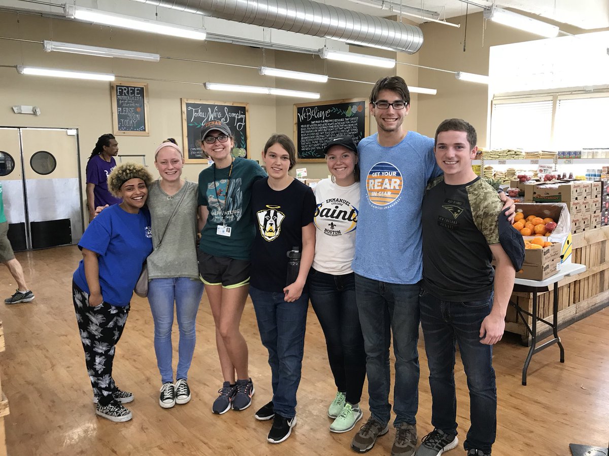 BradleydDeirdre's tweet photo. Sunday Service Group @EmmanuelCollege volunteering yesterday at Daily Table ππ #ecserves I think these are all first year students?! π€ #gofirstyears #involvement https://t.co/OX0r0AJD2F