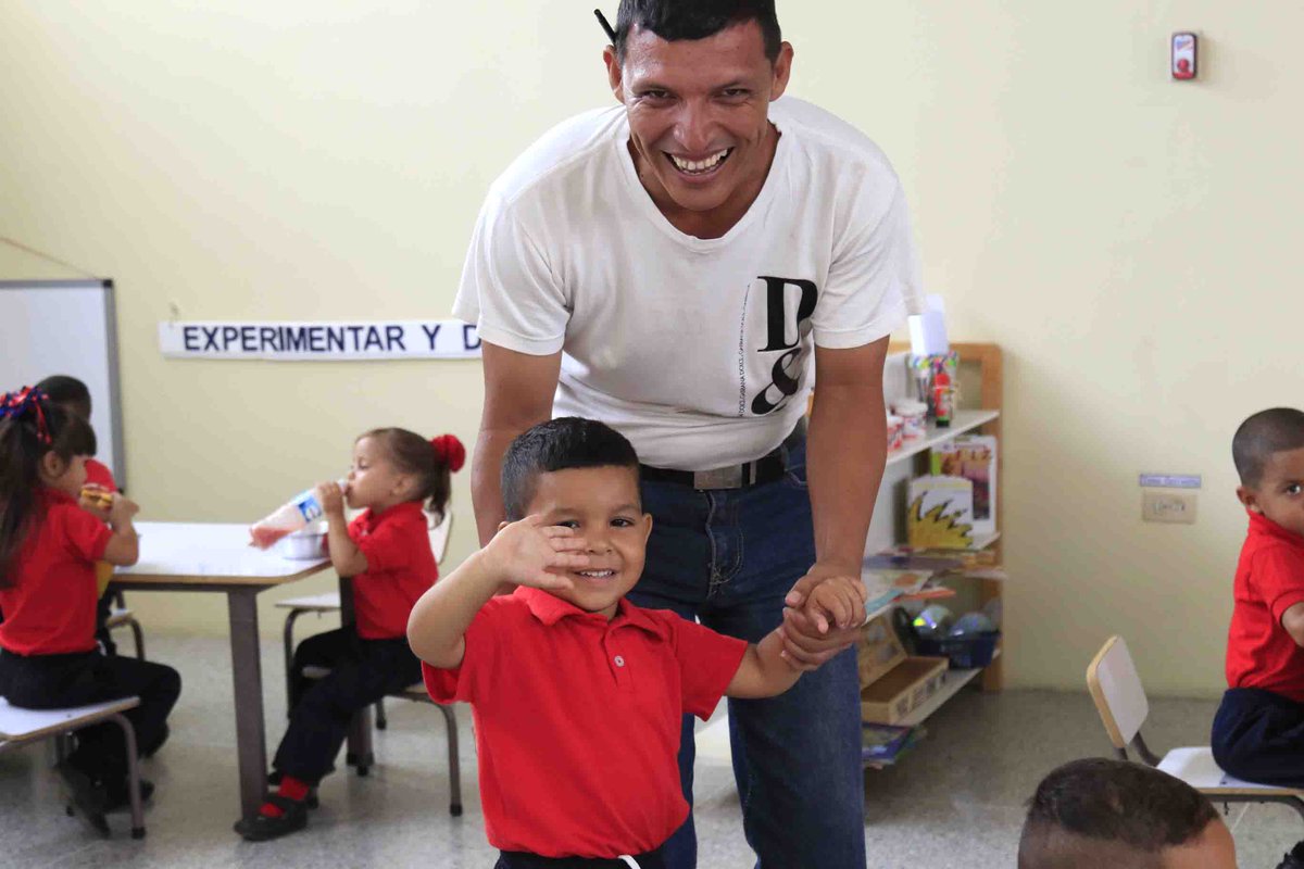 mineducacion_ve's tweet photo. Min. @psuvaristobulo: A partir de mañana comienzan a llegar los uniformes, y hoy estamos entregando el 1 millón de kits de uniformes hechos por las comunas y Poder Popular. #EducandoEnComunidad @NicolasMaduro https://t.co/1GqcPayY3m