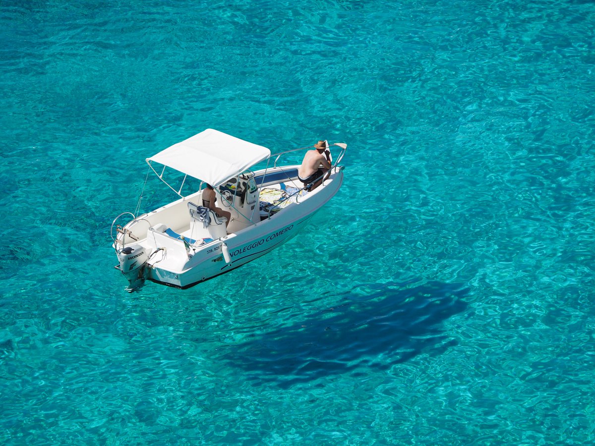 海が透明すぎて船が宙に浮いて見えると噂の、イタリア最南端の島