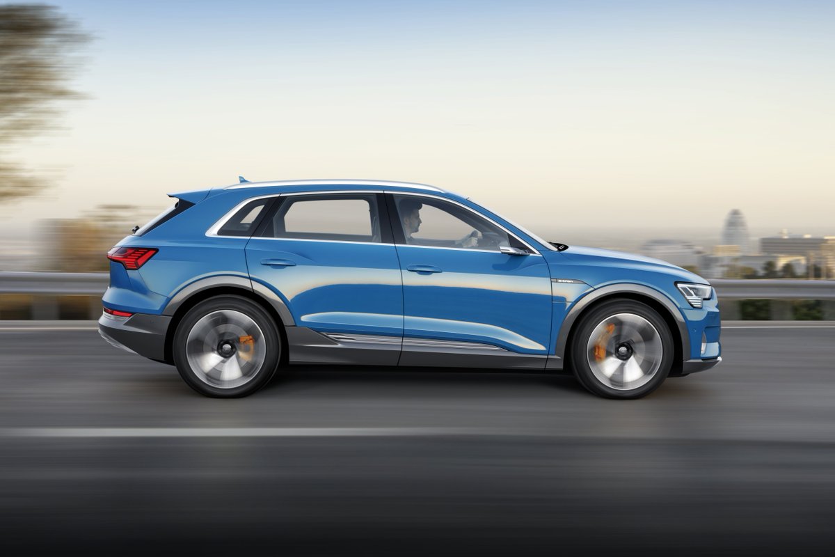 DriveAndRideDE's tweet photo. Audi e-tron Weltpremiere des ersten rein elektrischen Serienmodells der Marke In Deutschland beträgt der Grundpreis 79.900 Euro #Audi #Audietron #etron @AudiOfficial https://t.co/vGwuDop0BJ https://t.co/i6PAyBF6LT