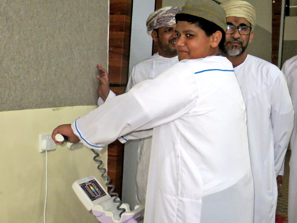 مشاركة طلاب المدرسة في فعالية محاربة السمنة التي نظمها مركز صحي أبوبقرة تحت عنوان (حان وقت التغيير) وقد رعى الفعالية سعادة الشيخ خليفة بن هلال العلوي والي شناص