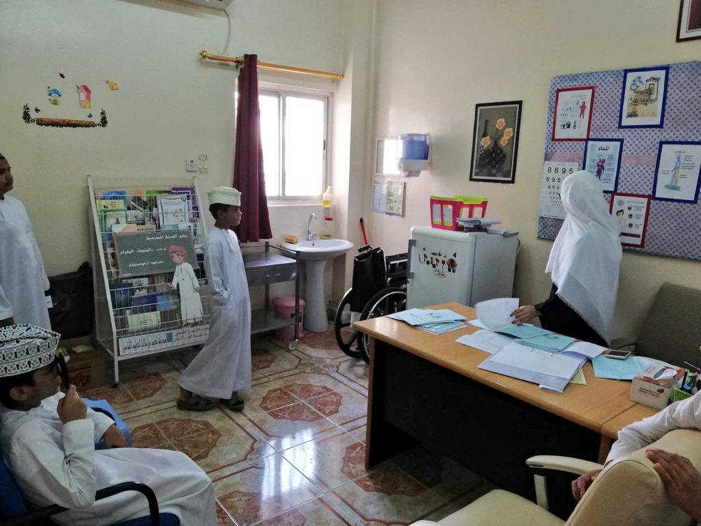 جهود ممرضة الصحة المدرسية في الفحوصات الدورية للطلاب، وهذه المرة فحص النظر لطلاب الصف السابع