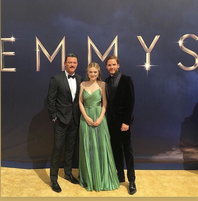 bubblegumcity80's tweet photo. @tTheRealLukevans At the #emmys #redcarpet #awards night 2018 #thealienist cast👉🏻 #lukeevans #JohnSchuylerMoore #danielbrühl #DrLaszloKriezler dakotafanning #sarahhoward https://t.co/xJKqk7zOdw