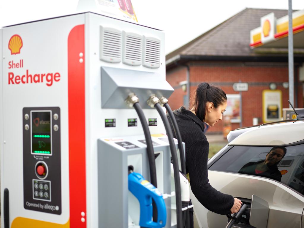 Shell_Nederland's tweet image. Rijd jij een elektrische auto? Dan hebben we goed nieuws voor je. Vanaf nu kun je met de oplaadservice van #ShellRecharge ook je wagen laden aan de #A4 bij Shell station Peulwijk-Oost! 🚘🎈 Benieuwd naar de andere locaties? Bekijk ze hier 👉 go.shell.com/2phZgJQ