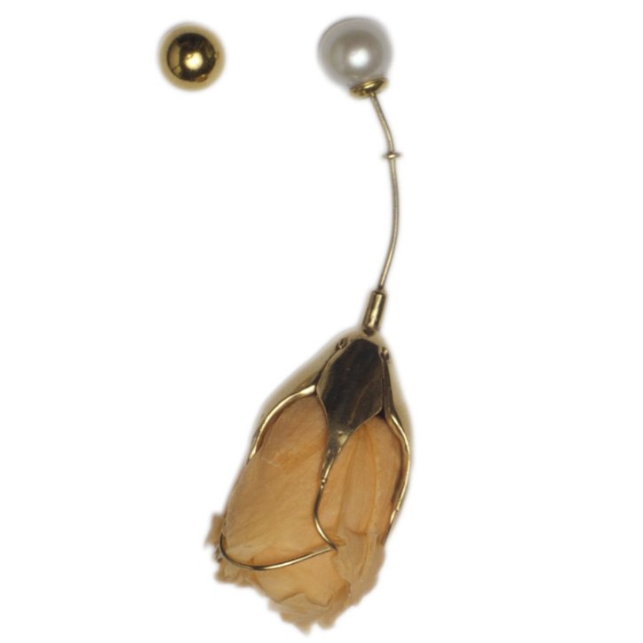 Los pendientes se llevan de dos en dos pero de distinto tama�o. Estos son de Beatriz Palacios | Yodo