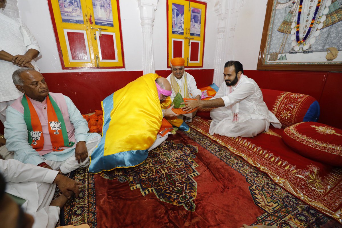 AmitShah's tweet photo. नाथद्वारा (राजस्थान) में प्रभु श्रीनाथजी के दर्शन कर संतजनों का आशीर्वाद लिया। https://t.co/XAg29T1Szd