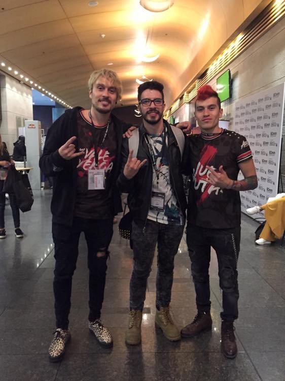 RAION_OFICIAL's tweet photo. En el #BOmm2018 tuvimos la increíble oportunidad de conocer a 2 miembros de
@apolo7rock ¡¡Son unos tesos y espectaculares personas!!
#apolo7 #raionband #rockcolombia https://t.co/Lng1G0o2iE