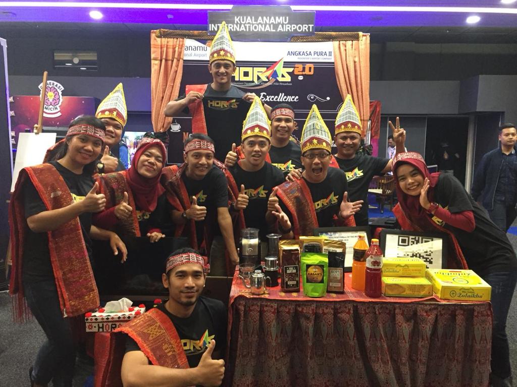 kno_airport's tweet photo. Hebat kali ah kakak abang ini dari Bandara KNO jauh2 ke Bandara SOETTA promosi PRODUK LOKAL.Bangganya awak liat Unggulan Lokal Go Internasional.Tekejut kelen nanti liat bule2 di Paris suka pake ULOS
 @AngkasaPura_2 @mawaluddin  #activefest2018 #TransformAction #KitaMemilihBerubah https://t.co/AhUfjsyHP1