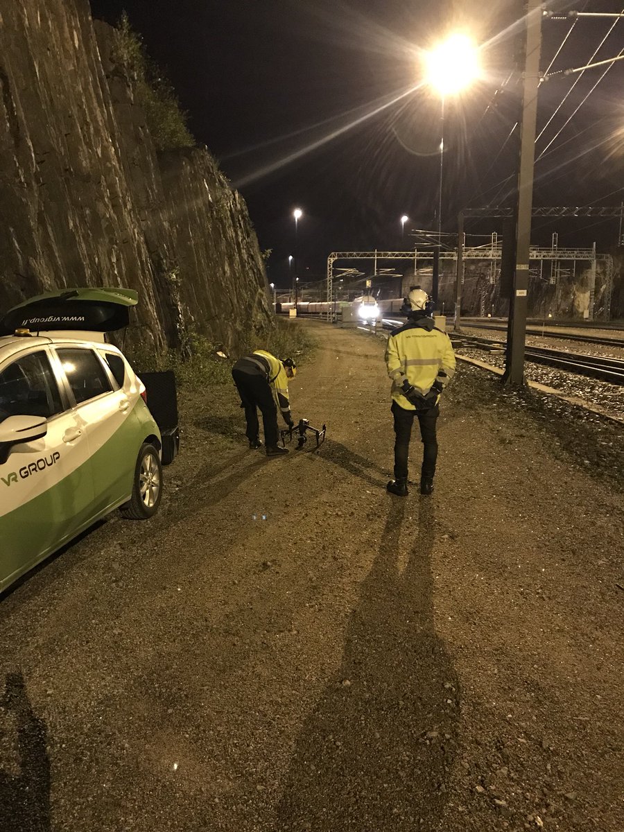 avriv_t's tweet photo. Kun on hyvissä ajoin liikenteessä, niin ehtii vaikka mitä #kuvaushommia #vrduuni #raiteilla https://t.co/tDT7vWI3nO