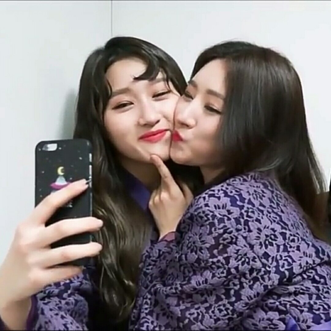 revelcatcher's tweet photo. *screeches* SUAYEON (and wenseul! and seunghee! and jun!)
happiest birthday to the cutest 15y/o i know! i hope you have the bestest day today! gracias por ser lo mejor que le haya pasado a este mundo (did i even say that right??) ily 💕
#HappyLucDay
@suayoobin https://t.co/nGhsAWnPPW