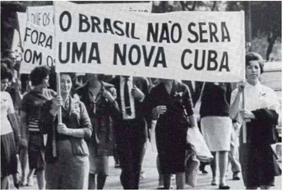 silvaandrei91's tweet photo. Imagem março/64.Quando o povo viu o que nos esperava com Goulart na presidência. um manifesto em meio à outros tantos que precederam o Regime Militar. Tomara que lutemos em prol de, novamente, não permitir que o fantasma de uma ditadura comunista, tome conta da nossa nação. https://t.co/N47OMQrMmG