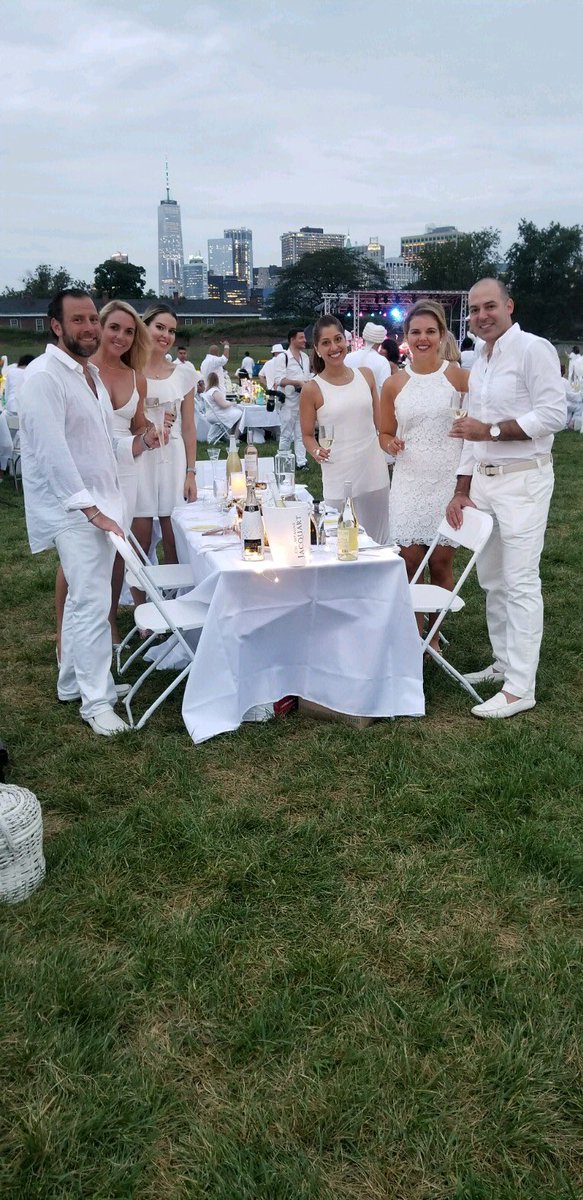 Mike1012's tweet photo. Amazing night tonight in #NYC for @DINNERenBLANC at #GovernorsIsland #WhiteParty #DEB2018 https://t.co/YH6pNcZtGY