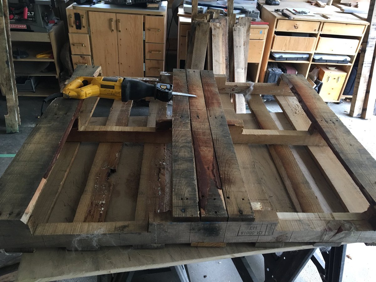 markshar1's tweet photo. Old wood pallets to a coffee table. Lates woodworking project. #sparetime https://t.co/wp11cdocXd
