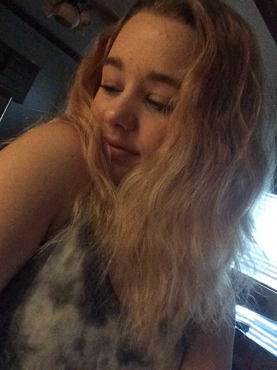 Hannah53202244's tweet photo. Bad pics, but badass personality 👑💅🏻👅👀 https://t.co/2GFc1xNBJh
