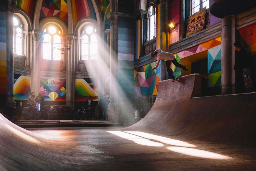 Lo street-artist Okuda San Miguel ha trasformato una chiesa storica in uno skate park bit.ly/2z3piTr