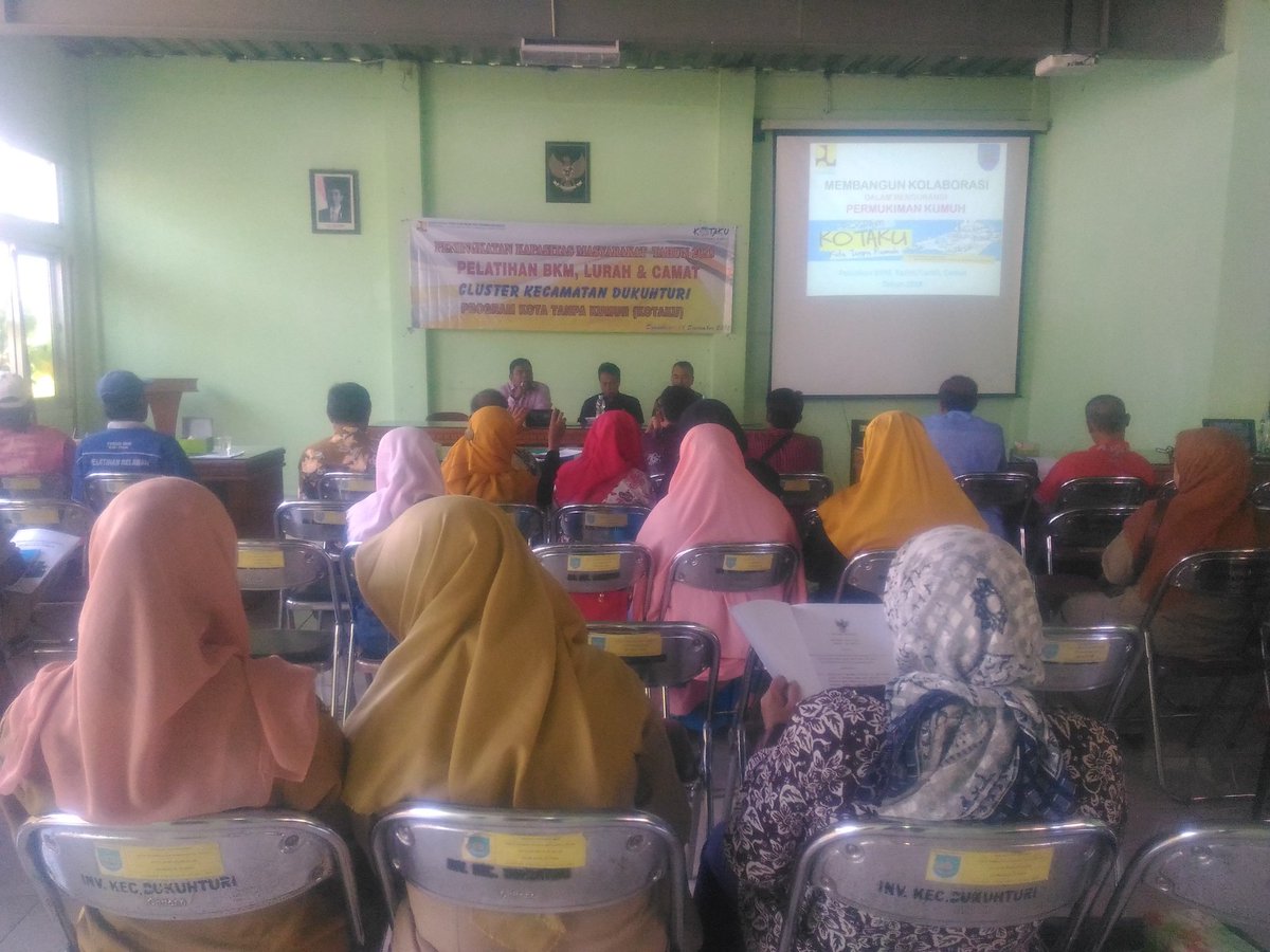 kotakuslawi's tweet photo. "Membangun Kolaborasi Dalam Mengurangi permukiman kumuh" BKM, Kades, Camat, Swasta, #KecamatanDukuhturi @Muhtadi_ok #KabupatenTegal @HumasTegalkab @umiazizah60 #ProgramKotaku @KemenPU #KotaTanpaKumuh @kotakunasional #Dukuhturi https://t.co/cUFeEwU3P0