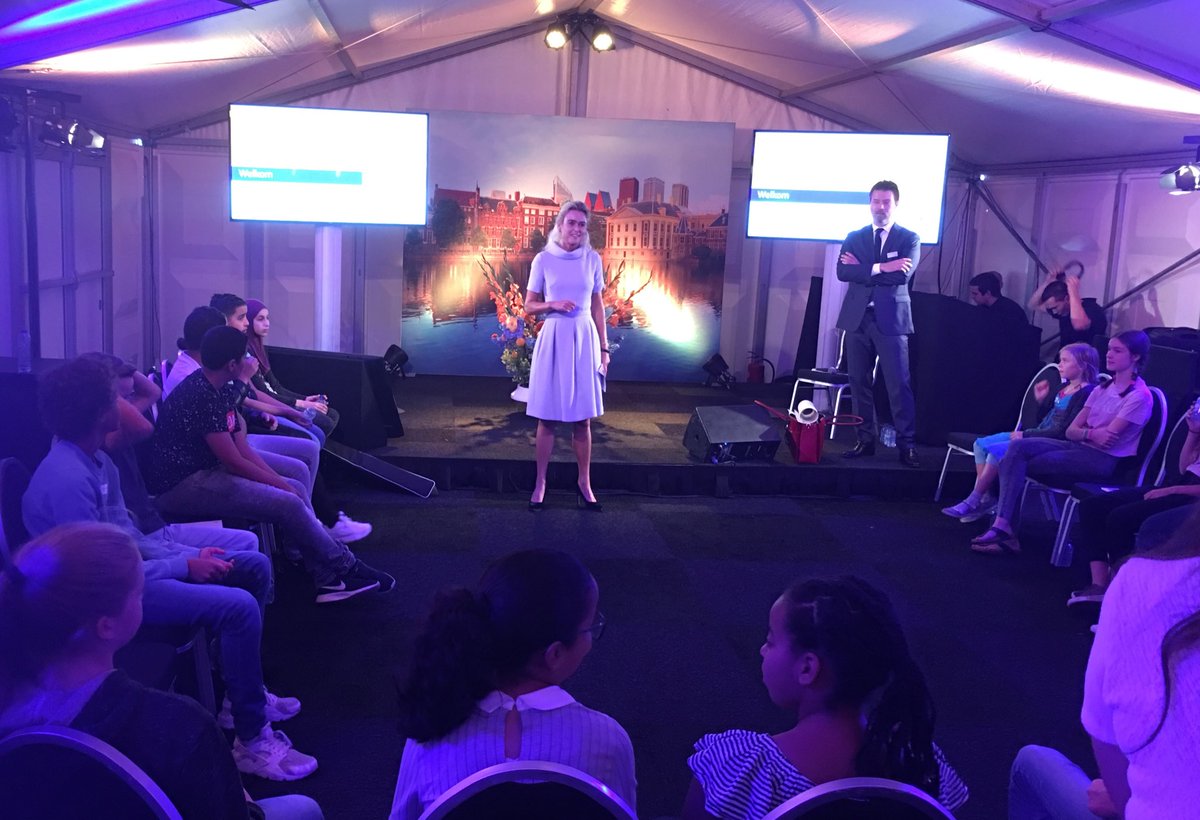 De dag begint met dialoog met kinderen over de toekomst van Nederland. Het is per slot hún toekomst waar wij voor moeten zorgen. Barbara Baarsma in gesprek met de raad van kinderen #Rabobank