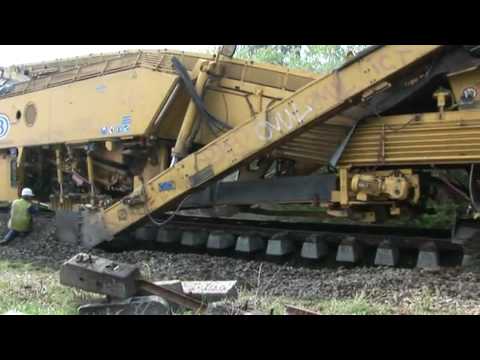 Videospremium2's tweet photo. [VIDEO] Asi se construye una via de tren. Interesante. https://t.co/tUa1QbYy7v https://t.co/yekRxWZ2Bm
