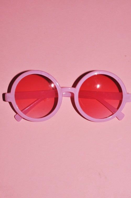 Розовые очки что значит. Розовые очки. Розовые солнцезащитные очки. Модные розовые очки. Цитаты про розовые очки.