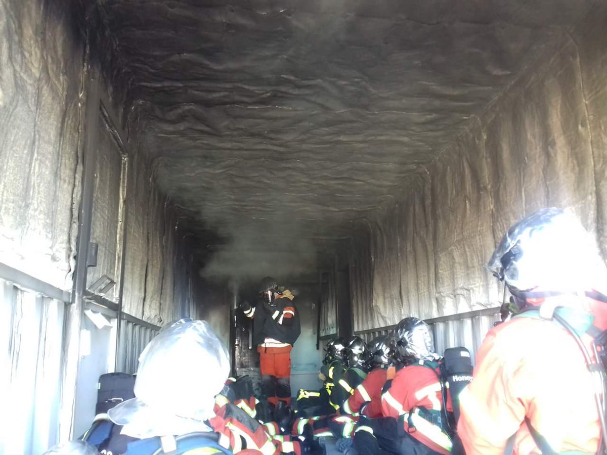 Alphat2fire's tweet photo. Premier jour de formation "Compréhension du Système Feu - Formateur caisson à foyer fermé" au   Sdis 52
Après une introduction sur la nécessité de quitter la systématisation et de s'intéresser aux SAVOIRS ... 
La mise en application

#sdis52,#sdis54 #sdis08 #sdis88  #alphat2fire https://t.co/cREepU532K