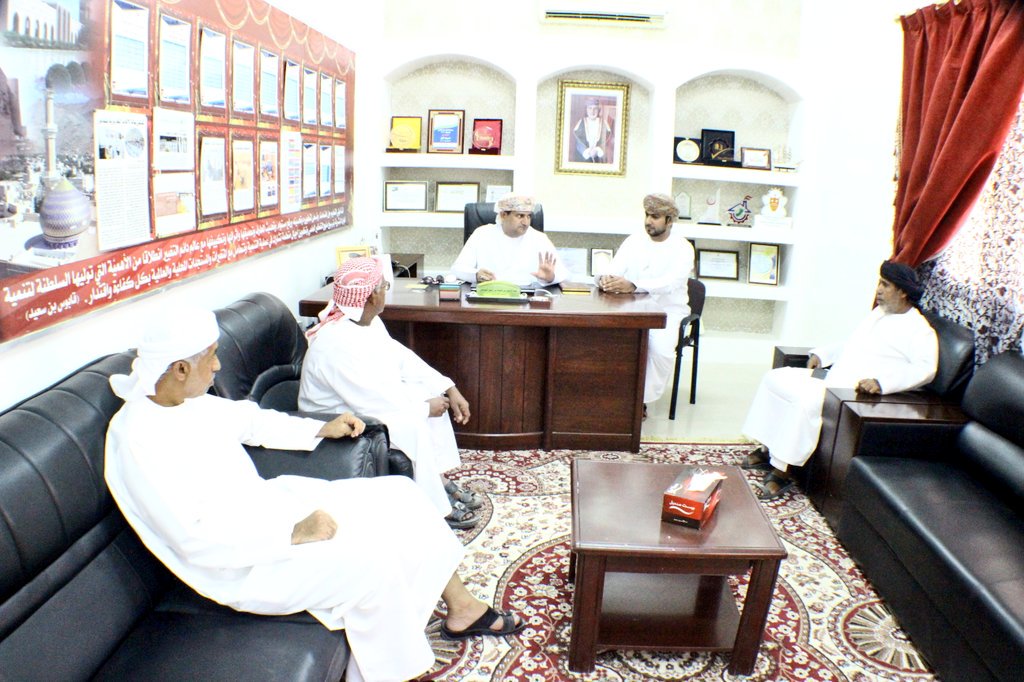 بحضور مدير المدرسة، اجتمع مشرف الأمن المدرسي مع الحراس لإطلاعهم على التعميم الصادر من مكتب المدير العام قسم الأمن حول مهام حراس المدارس