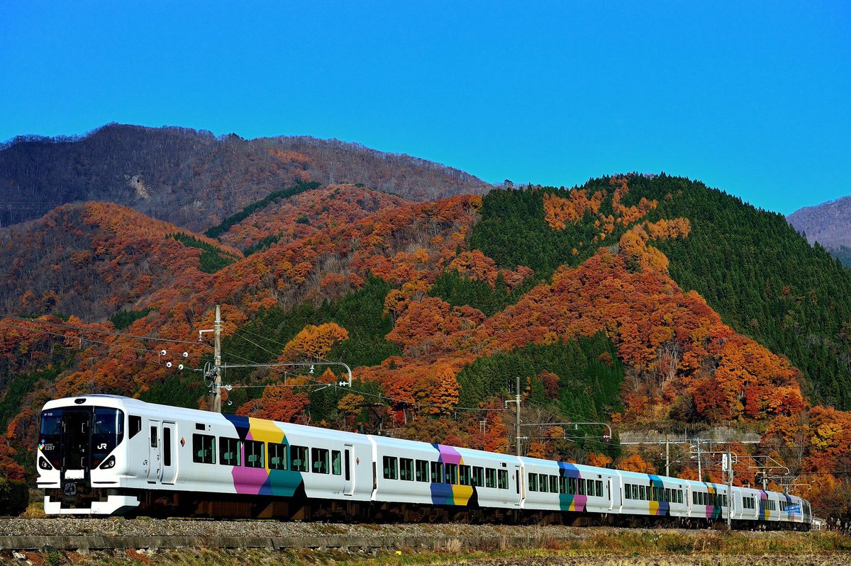 ちおい على تويتر 大糸線を走る257あずさと紅葉 今年が最後になるのかなぁ 大北の美しい紅葉と冠雪の白馬三山を見に 是非大糸線へお出かけ下さい ᗜ