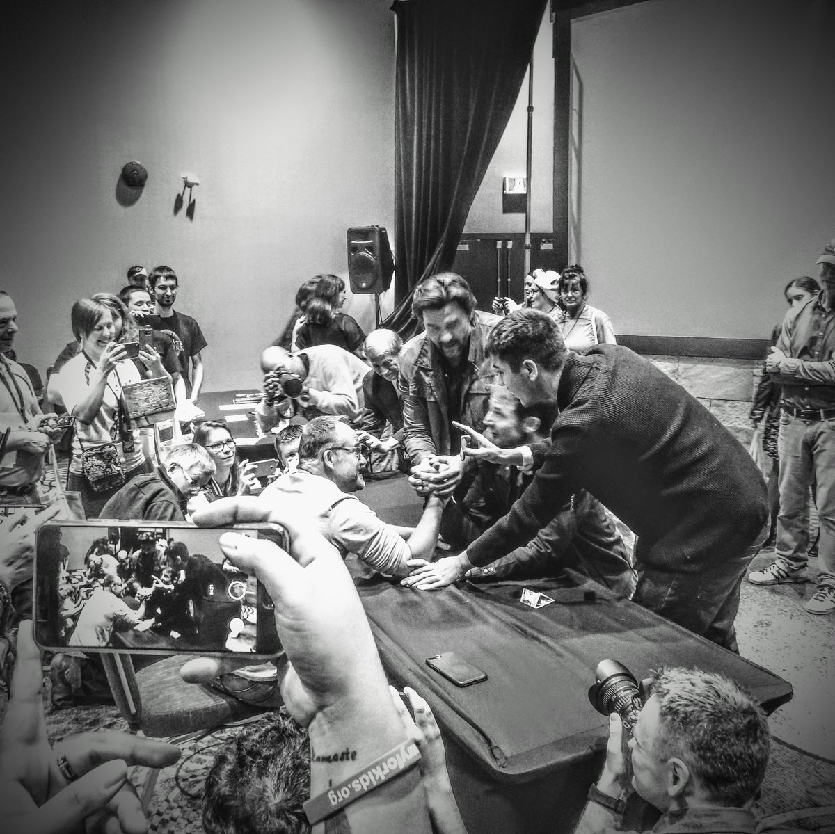 VarnerPhotos's tweet photo. Everyone wants to get in on the act! Poor @D_DELUISE, by the end of all the challengers, his arm must've felt rather noodley. @GateconE #PeterFlemming #gatecon #StargateCommand #gatecontheinvasion https://t.co/M9CwzgAiMq