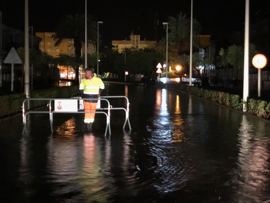 Despues de la tempestad de anoche SE ESTA PROCEDIENDO A NORMALIZAR EL TRAFICO EN LA MAYORIA DE LAS VIAS DE COMUNICACION. 
Rogamos realicen los desplazamientos con la máxima precaucion.
