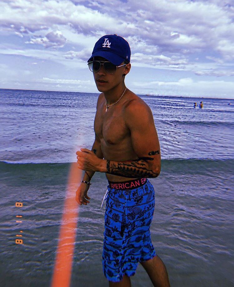 Officialryanv's tweet photo. TBH Life is too Short to be Mad All The Time, STFU and Live it Up Like If Everyday Was Your Last 🤷🏻‍♂️ #HH https://t.co/TfRDDU8wGz