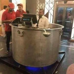 店員さんが鍋で炊き込まれてるw炊き込みご飯屋さんだからかw