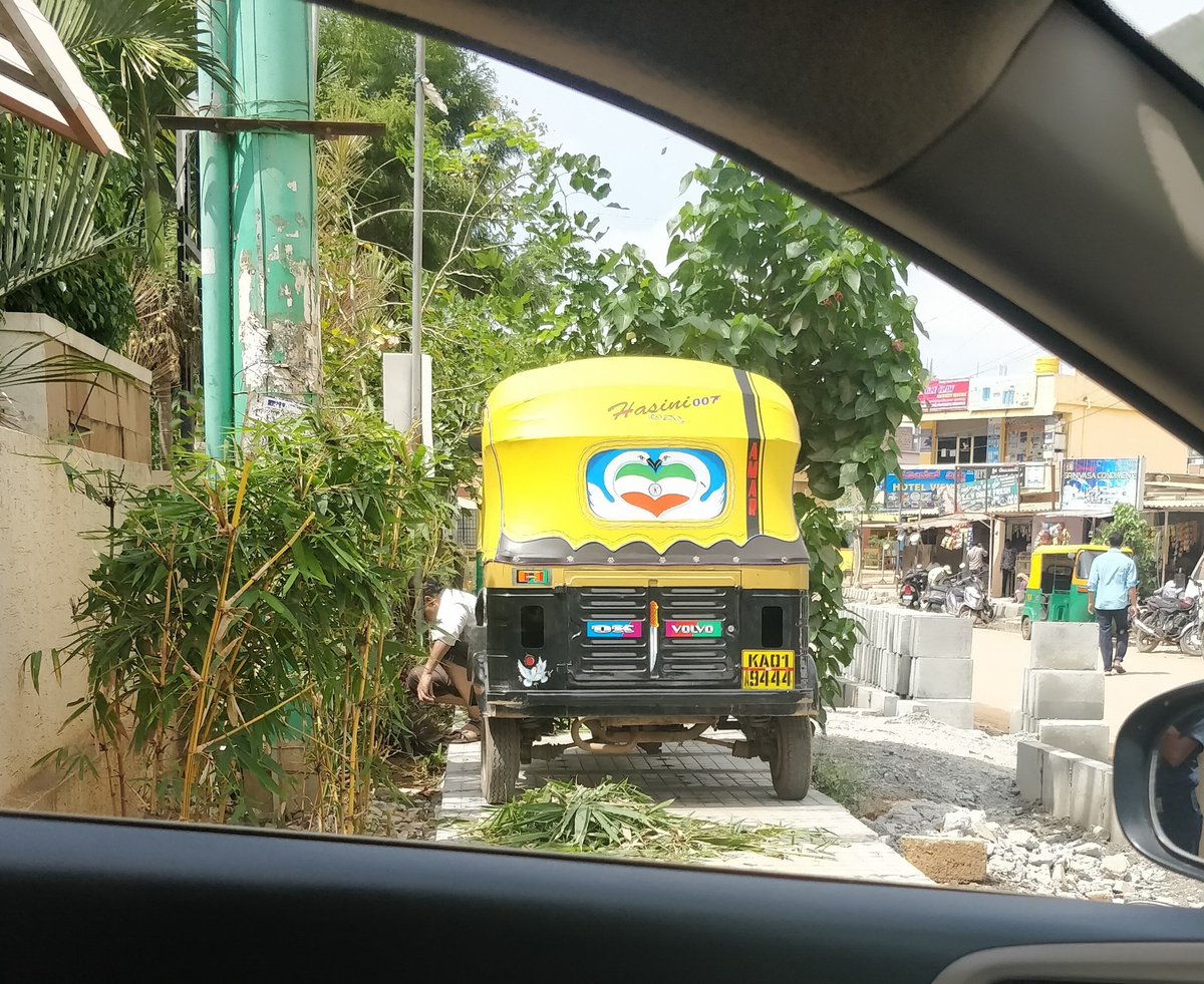 bubun_s's tweet image. Dear @BBMPCOMM @bbmpcommr
BBMP has created slope for Auto drivers so that they can ride and park their autos on footpath. They not only block pedestrian movement but also block view of incoming/outgoing vehicles frm apartment
@WFRising @blrcitytraffic @WhitefieldTrf @DCPTrEastBCP