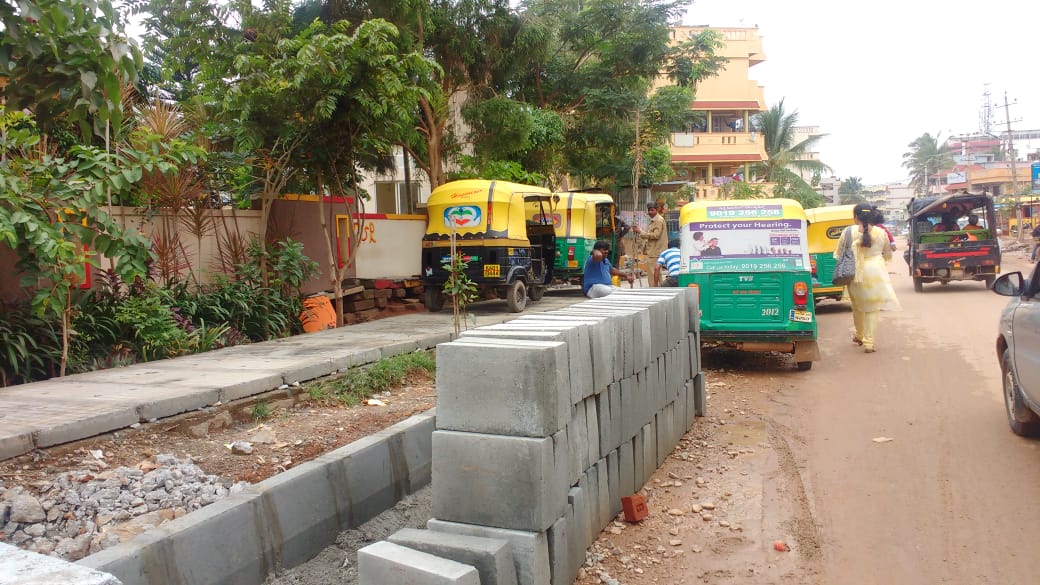 bubun_s's tweet image. Dear @BBMPCOMM @bbmpcommr
BBMP has created slope for Auto drivers so that they can ride and park their autos on footpath. They not only block pedestrian movement but also block view of incoming/outgoing vehicles frm apartment
@WFRising @blrcitytraffic @WhitefieldTrf @DCPTrEastBCP