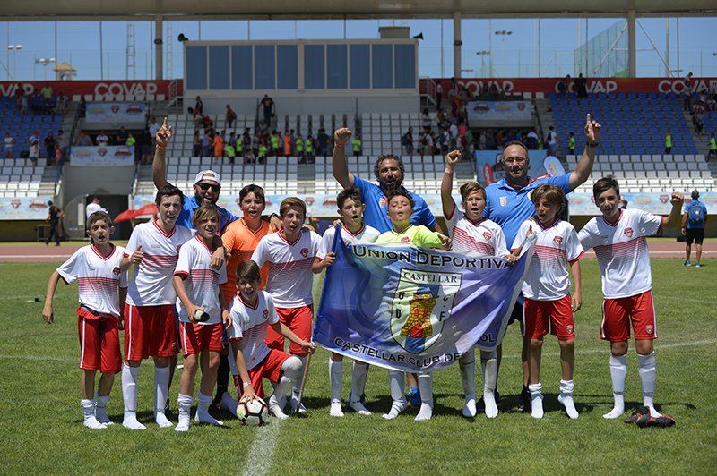 CopaCOVAP's tweet photo. Ángel Martín Blanco, entrenador de la #UDCastellar", ha puesto en valor campañas como las de la @CopaCOVAP "ya que se hace hincapié en los aspectos que te ayudan a ser mejor jugador y persona” ⚽⚽⚽ 👇👇 https://t.co/3orUOQ9WCv https://t.co/mJwxpdIece
