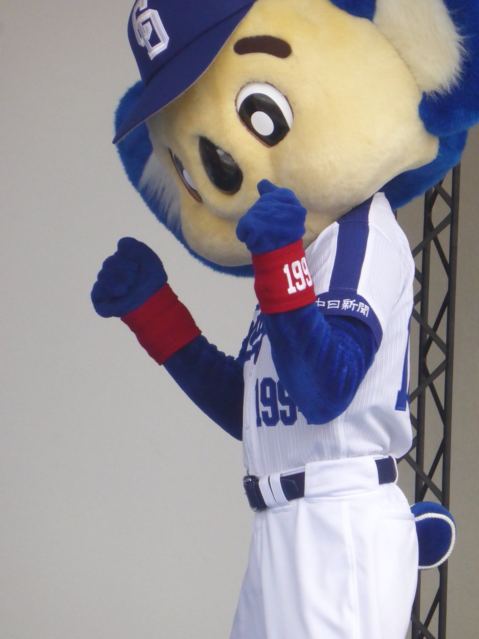 赤ドアラ こんなかわいいポーズもたまにはできます ドアラ マスコットデー T Co Kwfhkcvtys Twitter