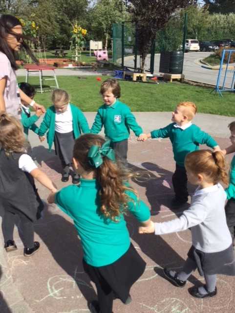 MissDent3's tweet photo. Ring game fun in Nursery class this morning! #EndikeEYFS #DRETnews @EndikeHowley #Rhymetimechallenge #Welovenurseryrhymes #gettingreadytoread https://t.co/M3By0nQRop