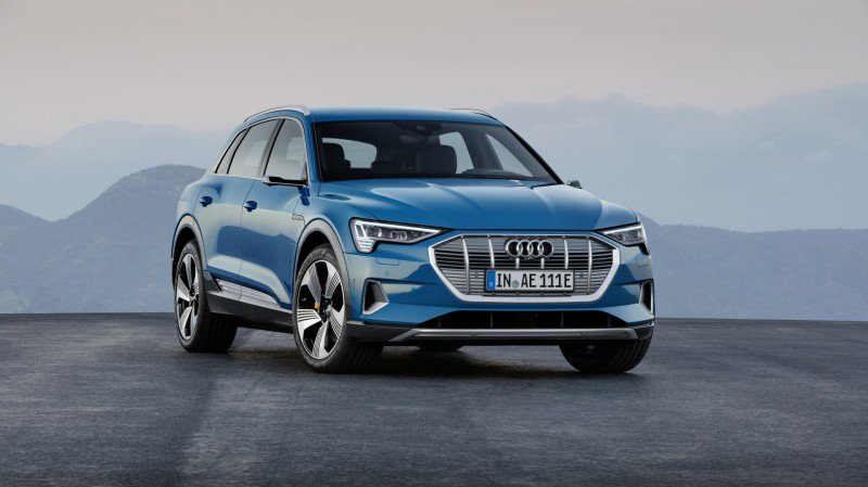 Bent u benieuwd hoe de Audi e-tron eruit ziet? Audi heeft in San Francisco de volledig elektrisch aangedreven e-tron gepresenteerd. Bekijk de e-tron op onze website! bit.ly/2pf1Xf2