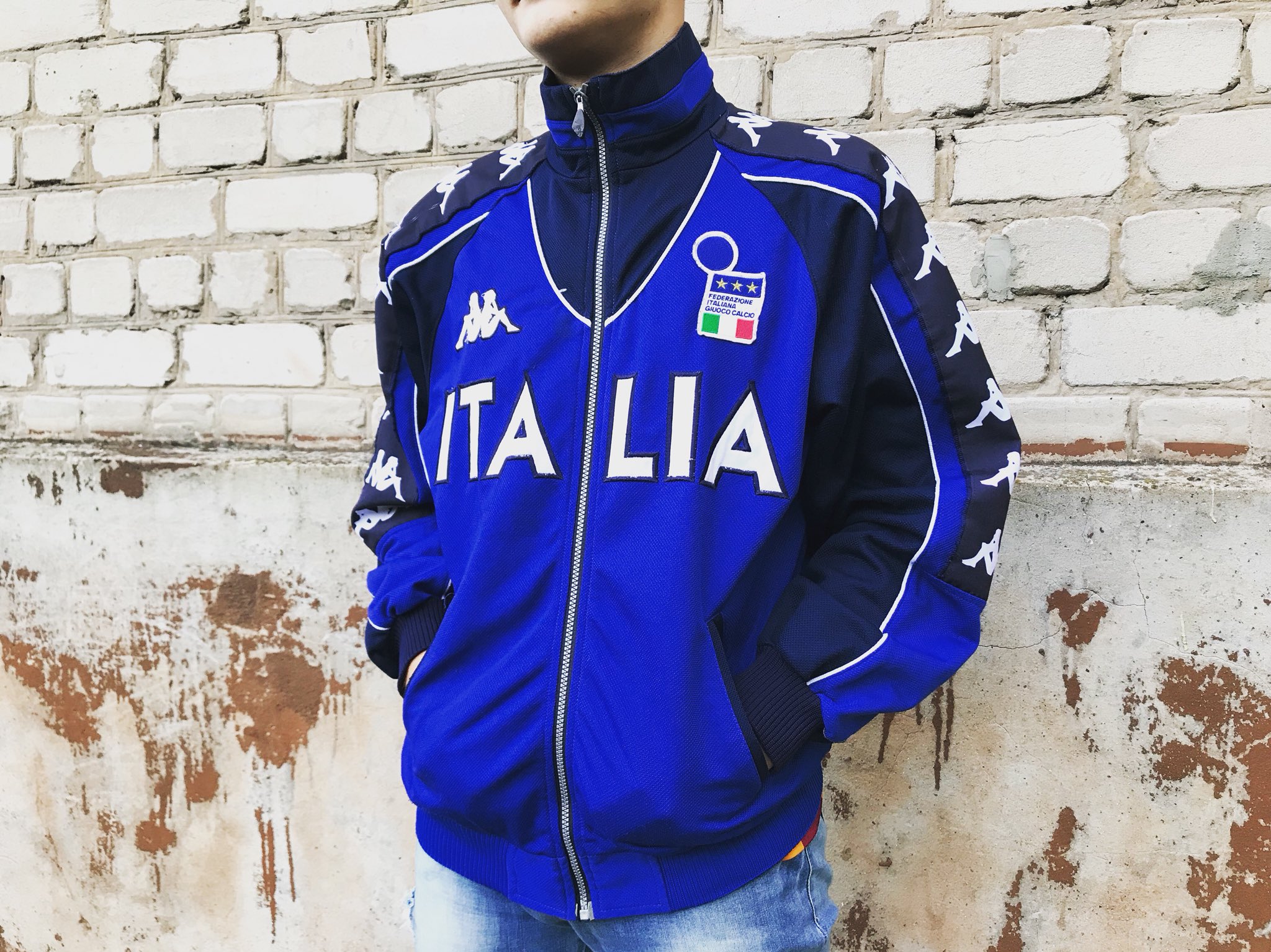 niettemin Mannelijkheid Bestrooi ClassicFootballShirt on Twitter: "2000 Italy Euro Player Issue Jacket made  by Kappa #italynationalteam #euro2000 #kappa #footballshirt #footballshirts  #classicfootball_shirt https://t.co/ywIdHHu0P0" / Twitter