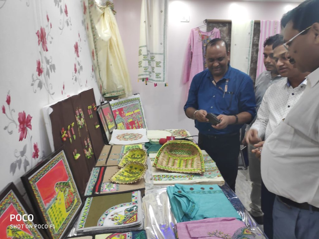 ILFSClusters's tweet photo. Newly designed Manjusha handicrafts were displayed at our bhagalpur centre  in presence of DDM-NABARD, AD-DCH, GM-DIC, lBM-UCO bank and other officers.

#clusters #handicrafts #manjusha https://t.co/wSwmLWYIpx
