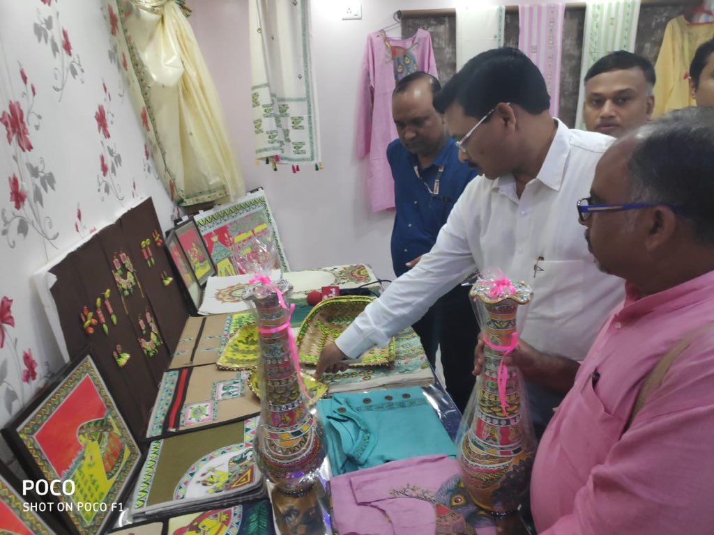 ILFSClusters's tweet photo. Newly designed Manjusha handicrafts were displayed at our bhagalpur centre  in presence of DDM-NABARD, AD-DCH, GM-DIC, lBM-UCO bank and other officers.

#clusters #handicrafts #manjusha https://t.co/wSwmLWYIpx