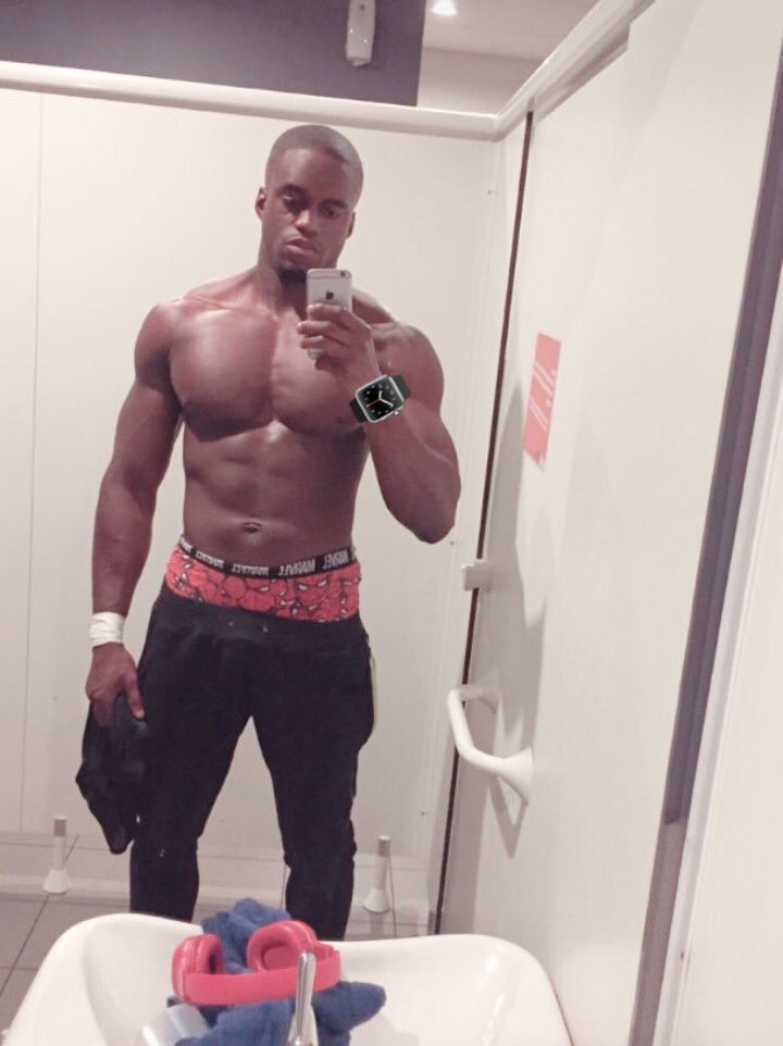 TimeIswatching's tweet image. On souhaite un bon retour à @iampostbad sur twiter ! ...Euh c’est pas une montre timeiswatching.com à ton poignée là ?!

#NewsJacking
#TimeIsWatching
#EhMercéJoël
#PESmieuQueFifa