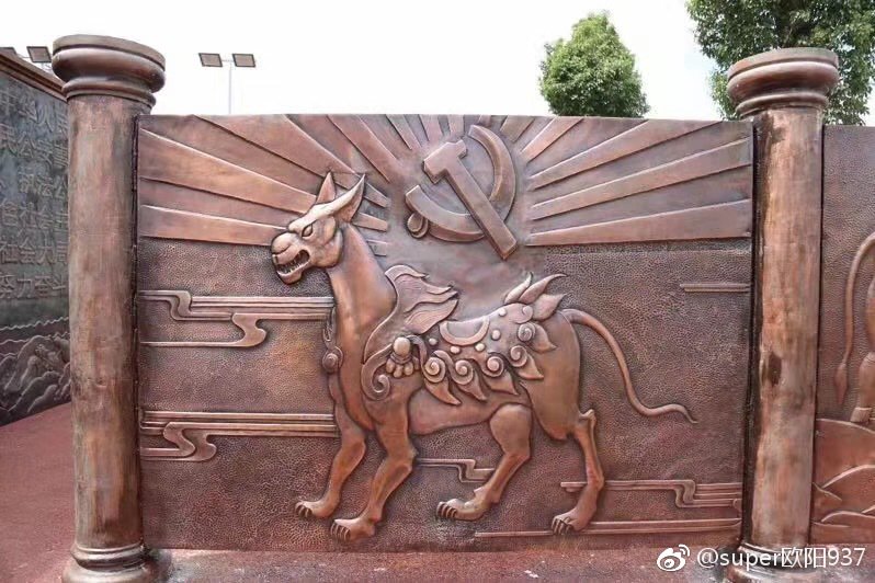 wentommy's tweet image. 这组“哮天犬”浮雕节选自江西省上饶某县警局的忠诚墙。据该局人士称内容不妥，已经拆除。
——可以说是一起中小型宣传事故了。