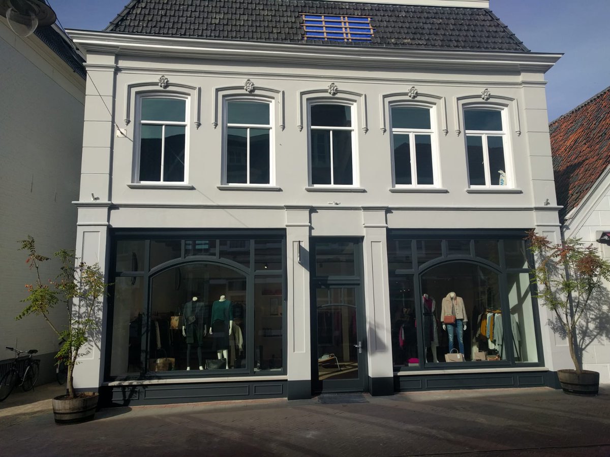 Er is hard gewerkt om de winkel af te krijgen. Maar wat zijn we trots op het resultaat! In hartje #groenlo mochten wij de gevelrenovatie van dit prachtige pand uitvoeren. We wensen Katoo Fashion heel veel succes in het nieuwe pand aan de Beltrumsestraat! #verbouw #verhuizing