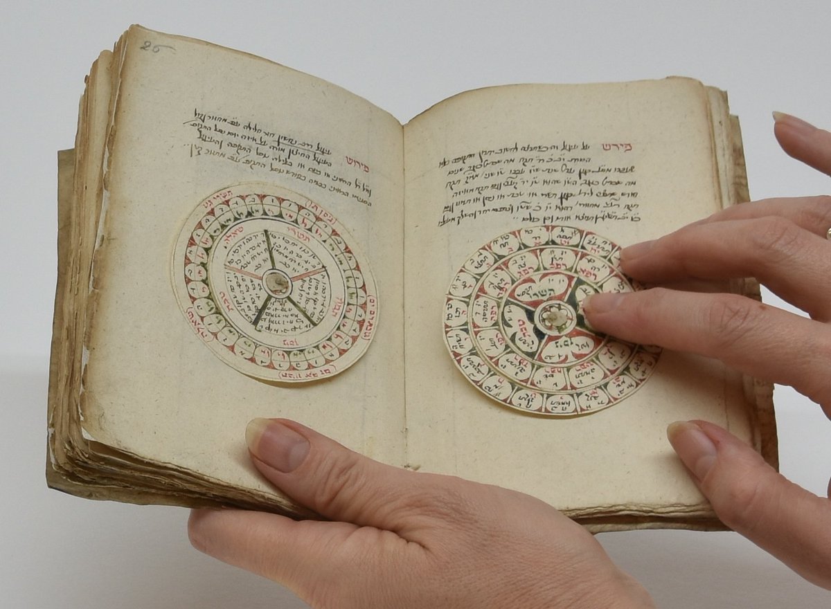 ubleiden's tweet photo. Extra workshop In contact met collecties op 27/9 @UniLeiden. Tijdens de workshop mag het publiek zelf spannende stukken uit de tentoonstelling Touching Treasures @ubleiden hanteren. Met restaurator Karin Scheper @karinscheper https://t.co/yv3pFKwQ7W #materialiteit https://t.co/lSpkXYTb3x